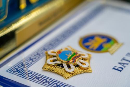 Монгол Улсын Төрийн дээд шагнал "Алтан гадас" одонгоор шагнагдсан ахлах багш П.Зоригт, А.Нарантуяа, захирлын ажлын албаны дарга,  П.Мэнд-Амгалан нартаа баяр хүргэж, сургалт, эрдэм судлалын ажилд нь өндөр амжилт хүсэн ерөөе.