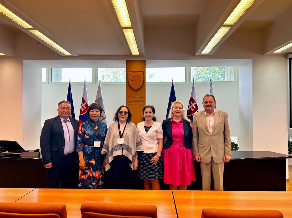 ХААИС-ийн харьяа Агроэкологи Бизнесийн сургуулийн удирдлага, багш, мэргэжилтнүүд Европын холбооны улсуудад дээд боловсролын байгууллагын цахим шилжилтийн чиглэлээр туршлага судлаж байна.