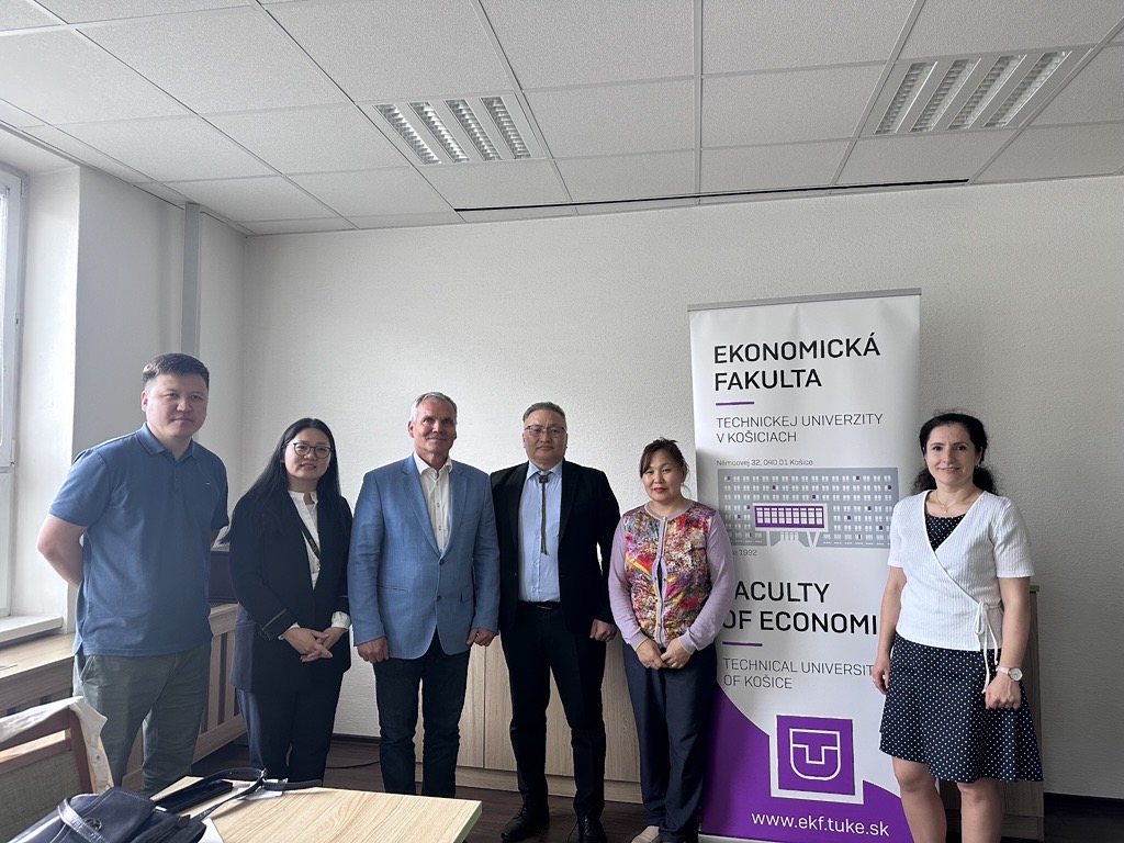 ХААИС-ийн харьяа Агроэкологи Бизнесийн сургуулийн удирдлага, багш, мэргэжилтнүүд Европын холбооны улсуудад дээд боловсролын байгууллагын цахим шилжилтийн чиглэлээр туршлага судлаж байна.